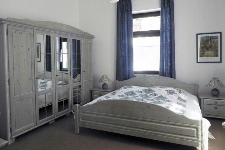 Das große Schlafzimmer mit Spiegeltürenschrank.