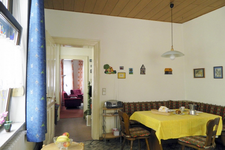 Essbereich in der Küche - mit Blick durch das Treppenhaus ins Wohnzimmer
