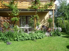 Ihre Terrasse mit Möblierung und Zugang zum Garten 