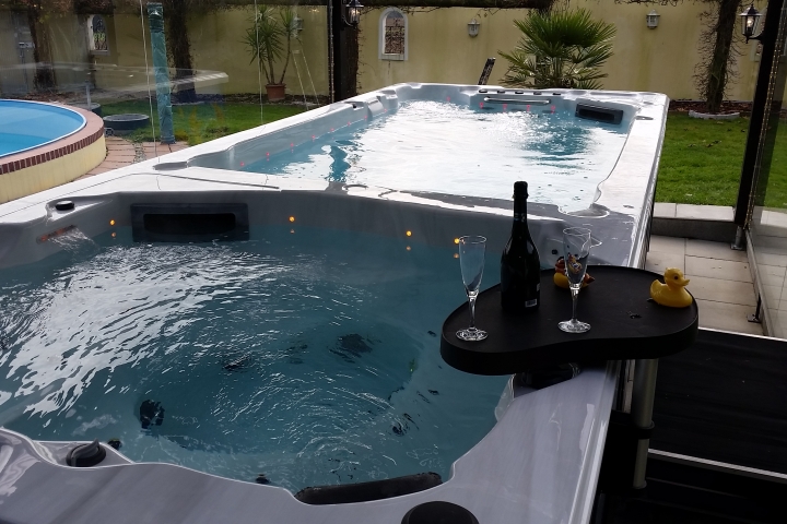 Whirlpool mit Swimmingpool sind im Sommer wie auch im Winter beheitzt.