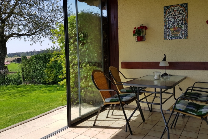 Überdachter beheizbarer Sitzplatz mit Grill