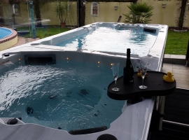 Whirlpool mit Swimmingpool sind im Sommer wie auch im Winter beheitzt.