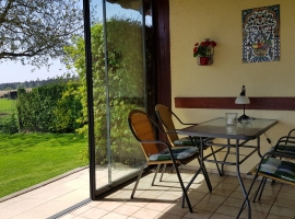 Überdachter beheizbarer Sitzplatz mit Grill
