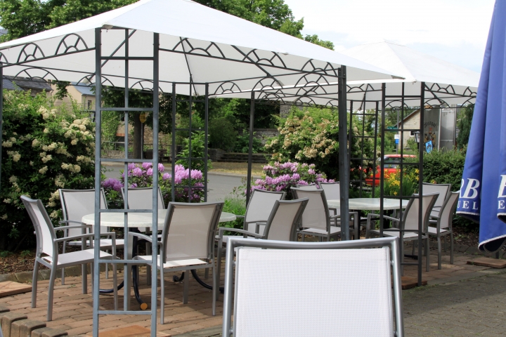 Die schöne Außenterasse unseres Gutsrestaurants.