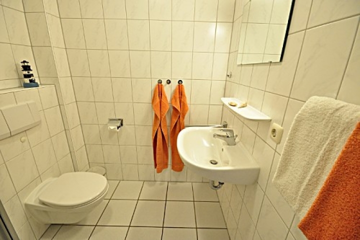 Badezimmer mit Dusche und WC, 1. Etage