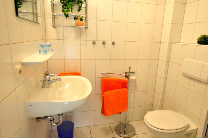 Badezimmer mit Dusche in der 1. Etage