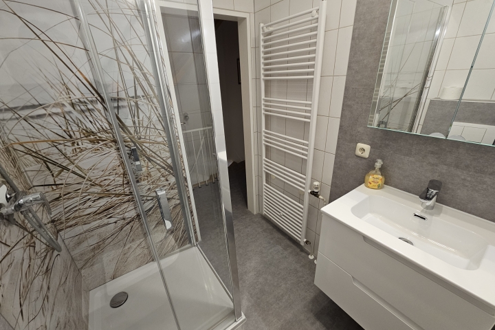 Badezimmer mit Dusche in der 1. Etage