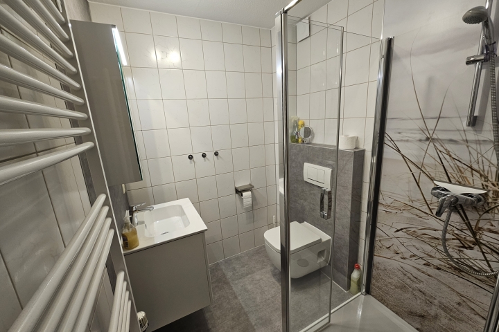 Badezimmer mit Dusche in der 1. Etage