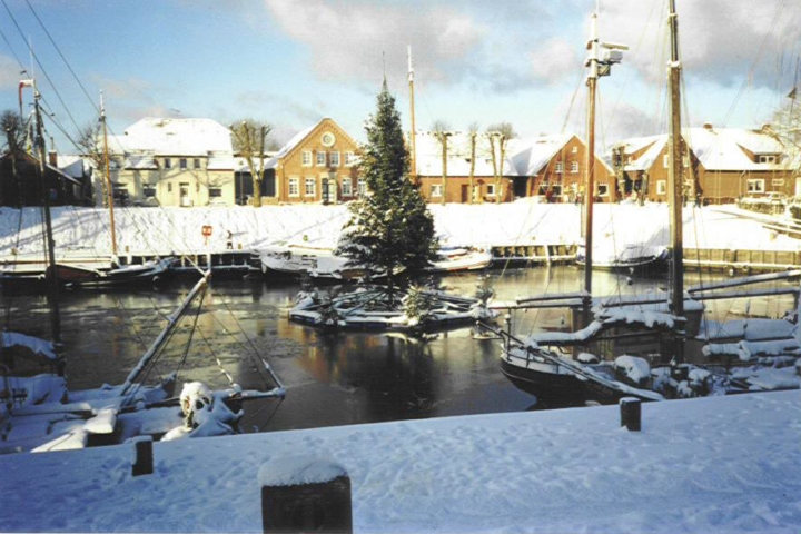 Verschneiter Museumshafen von Carolinensiel