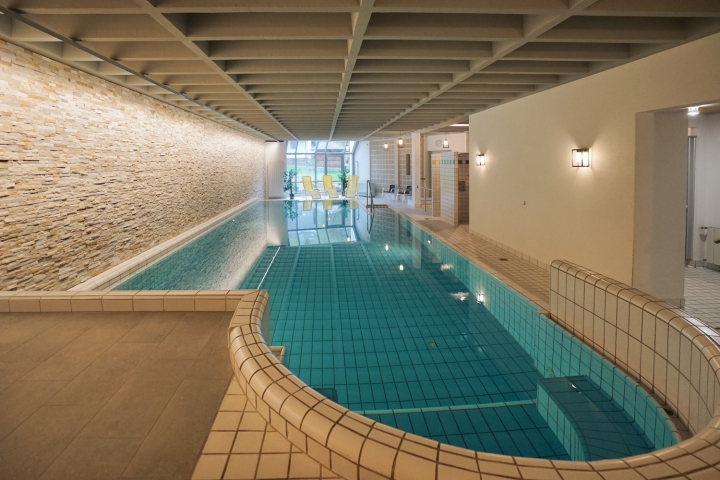 hauseigenes Hallenbad (12 x 5 m) mit Massagedrüsen und Unterwassergeysir