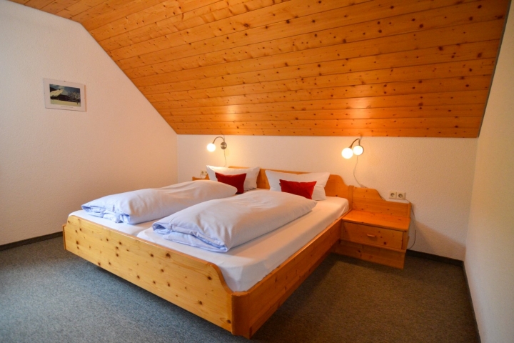 Schwarzwaldmädel-Ferienwohnungen | Schlafzimmer mit Doppelbett