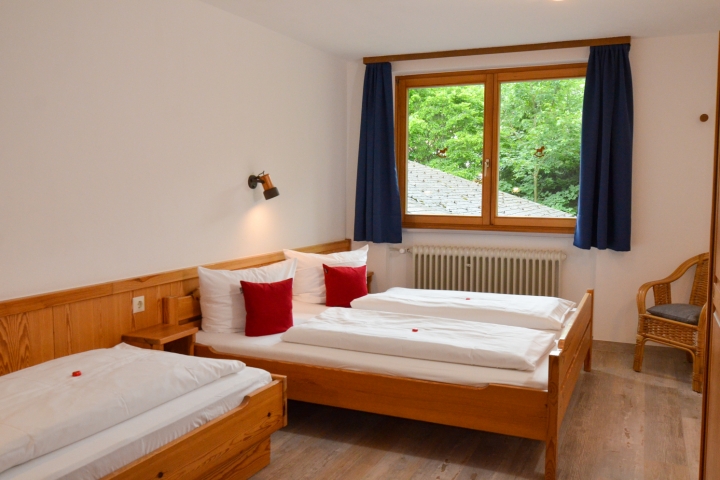 Wohnungsbeispiel: Schlafzimmer mit Doppelbett und Einzelbett