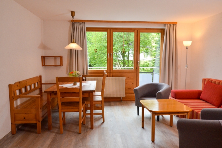 Wohnungsbeispiel: Wohnraum mit Essecke und Schlafcouch