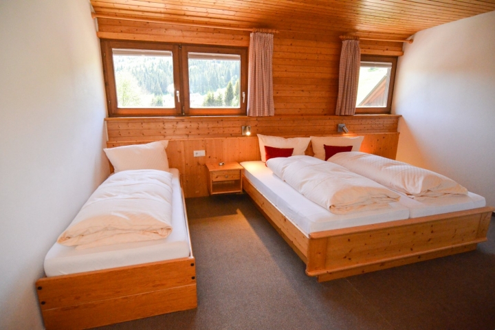 Wohnungsbeispiel: Schlafzimmer mit Doppelbett und Einzelbett