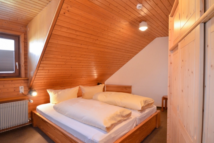 Wohnungsbeispiel: Schlafzimmer mit Doppelbett