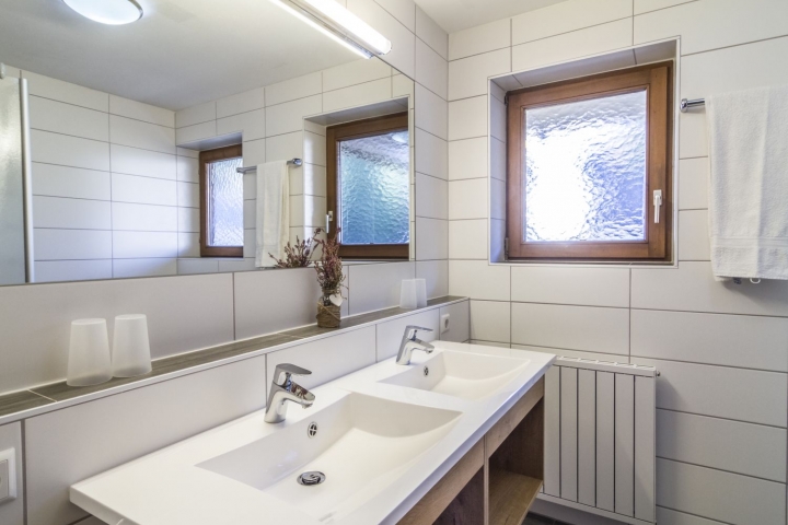 Wohnungsbeispiel: Badezimmer mit Dusche und WC