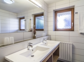 Wohnungsbeispiel: Badezimmer mit Dusche und WC