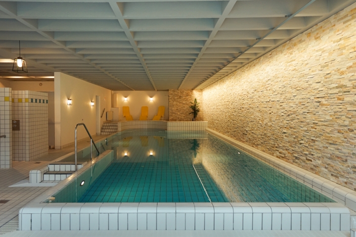 hauseigenes Hallenbad (12 x 5 m) mit Massagedrüsen und Unterwassergeysir