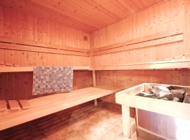 Sauna mit Ruheraum und Crosstrainer