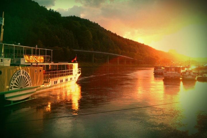 Sonnenuntergang  - Elbschifffahrt in Bad Schandau vor dem Lilienstein