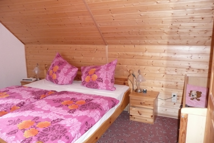 Schlafraum Fewo6 mit Kinderbett