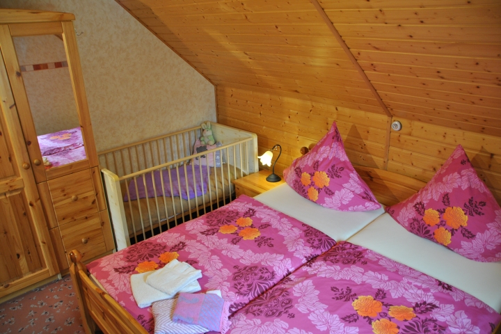 Schlafraum Fewo 5 mit Kinderbett
