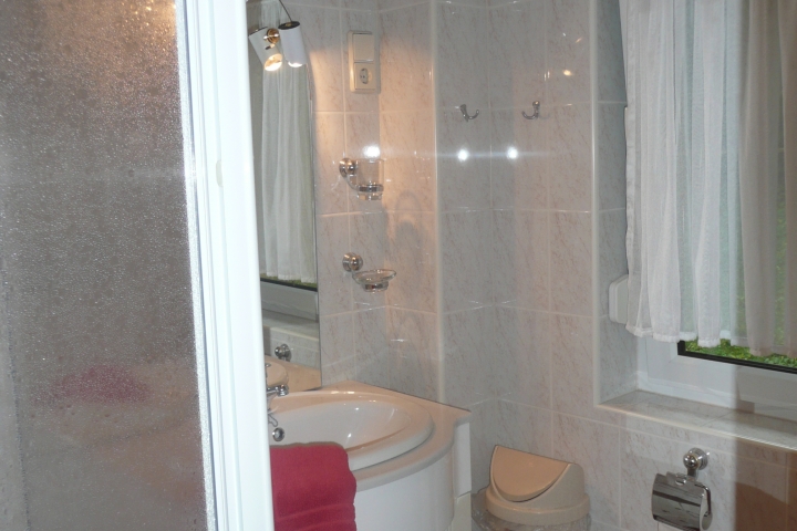 Bad 2-Bettzimmer
ausgestattet mit Fön, Kosmetikspiegel, Seifenspender und Duschgel
sowie Handtüchern