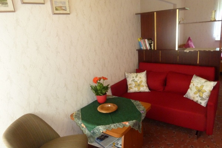 Appartementhaus Zaukeneck | 2-Bettzimmer mit Sitzecke und Couchtisch, Sessel, TV, Barkühlschrank, Wasserkocher, Toaster, etwas Geschirr