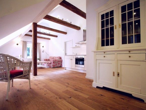 Ferienwohnungen Untermurnthal | Wohnraum im historischen Dachstuhl mit Holzboden und Landhausambiente