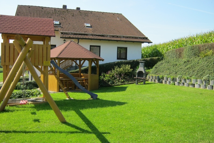 Garten mit Spielplatz