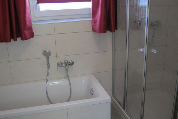 Bad , Dusche und WC