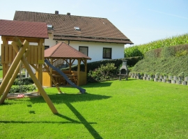 Garten mit Spielplatz