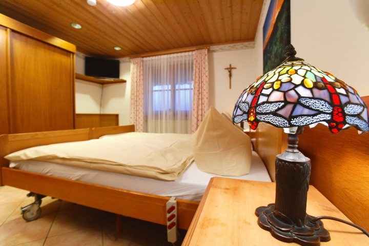 Schlafzimmer in der Ferien-
wohnung Alpenrose ****