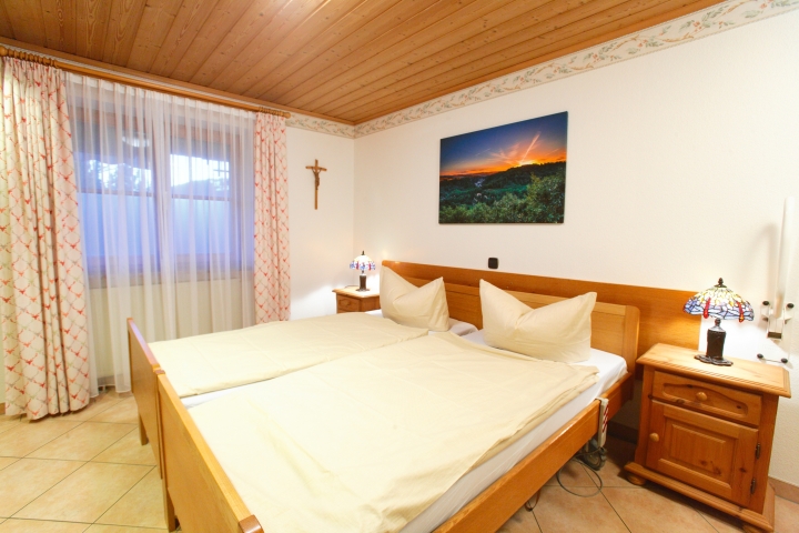 Schlafzimmer mit elektisch verstellbaren Pflegebetten (Galgen kann angebracht werden)