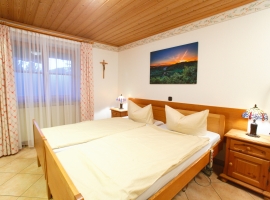Schlafzimmer mit elektisch verstellbaren Pflegebetten (Galgen kann angebracht werden)