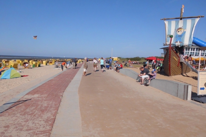  neu gestaltete Strandpromenade mit großem Spielschiff