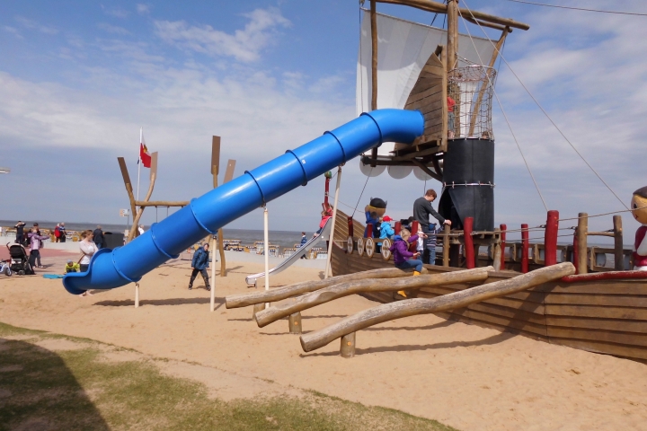 Spielplatz zum Klettern und Rutschen direkt am Strand