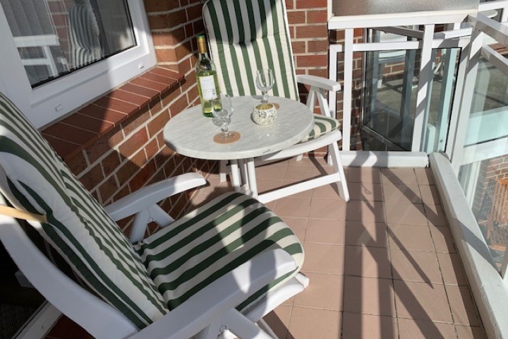 Sitzplätze auf dem sonnigen Südbalkon