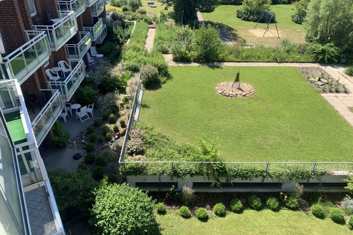 Blick vom Balkon in den Garten