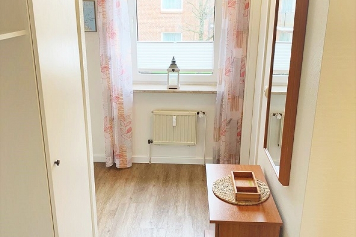 Flur mit großem Einbauschrank