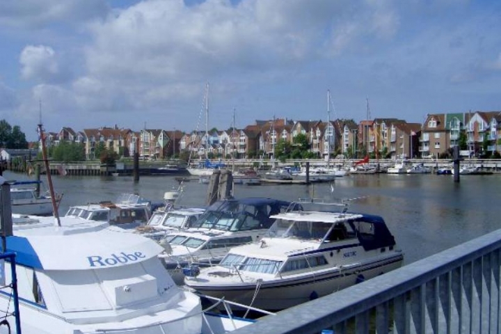 Segelhafen und Stadt Cuxhaven im Hintergrund