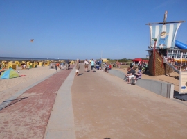  neu gestaltete Strandpromenade mit großem Spielschiff
