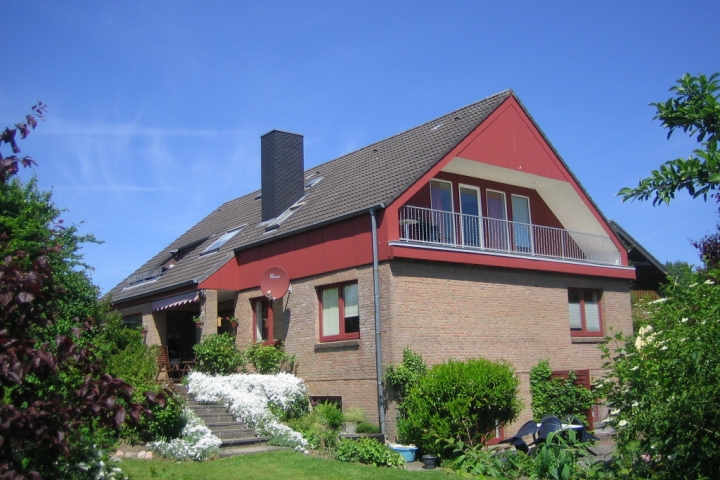 Unser Haus Karin liegt ruhig an einer Sackgasse.Nur wenige Gehminuten(ca.400 m) sind es bis zum Südstrand.