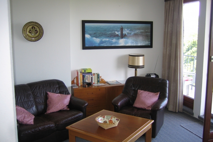 Das helle und freundliche Wohnzimmer mit Ledergarnitur und Farb-TV erlaubt  ein gemütliches Zusammensitzen.