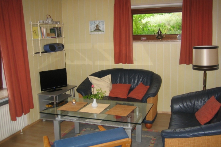 Haus Karin Ferienwohnungen | Das helle und freundliche Wohnzimmer ist gemütlich eingerichtet und bietet einen Flachbildfernseher.