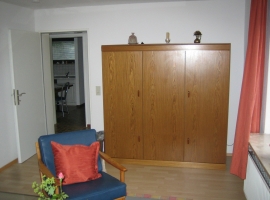Ein Schrankbett ( 2 Pers.) mit Federkernmatr. ist platzsparend im Wohnzimmer aufgebaut. 
