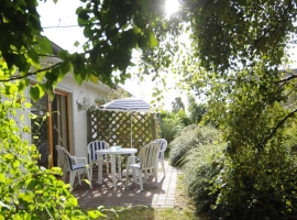 Ansicht Garten mit Terrasse der Ferienwohnung 
