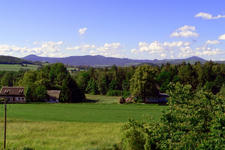 Blick vom Grundstück und von der Unterkunft.