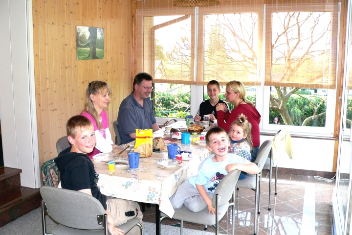 Befreundete Familien bei gemeinsamer Nutzung des Wintergartens.