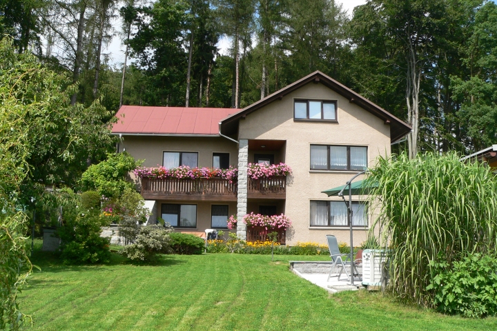 Ferienhaus & Fewo Lauscheblick | Fewo mit eigenem Eingang u. überdachter Terrasse, die komplette EG-Front zur Südseite.